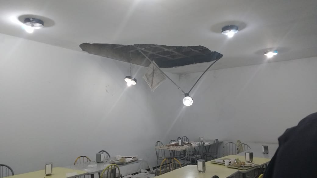 Imagem de Teto do refeitório do Paço de Santo André desaba e assusta servidores no horário do almoço 