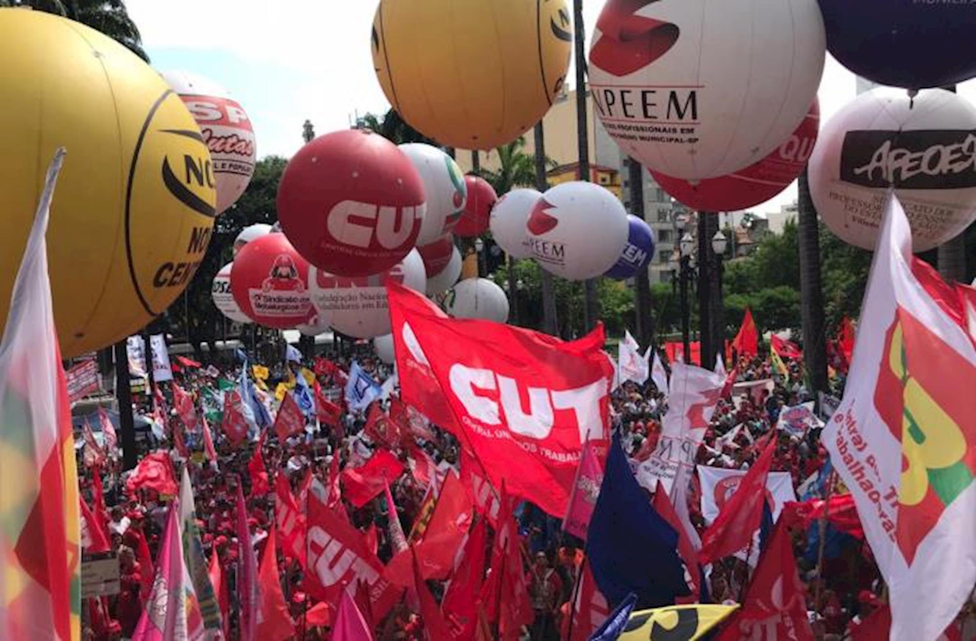 Imagem de #ReajaAgoraOuSuaAposentadoriaAcaba  Trabalhadores  lotam a Praça da Sé  em defesa da  aposentadoria