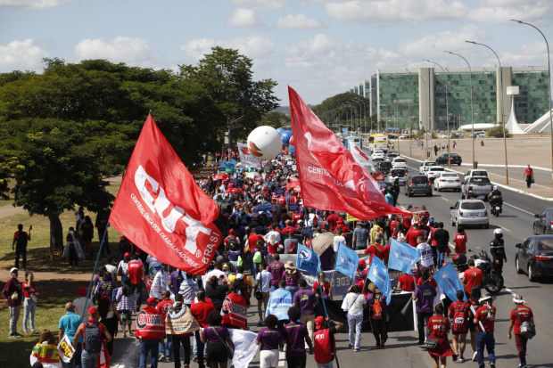 Imagem de Milhares de pessoas se manifestam em prol da pauta da classe trabalhadora no DF